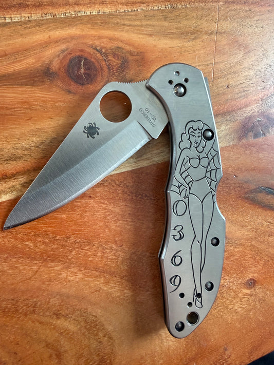 Both Side Spyderco Delica II custom engraving